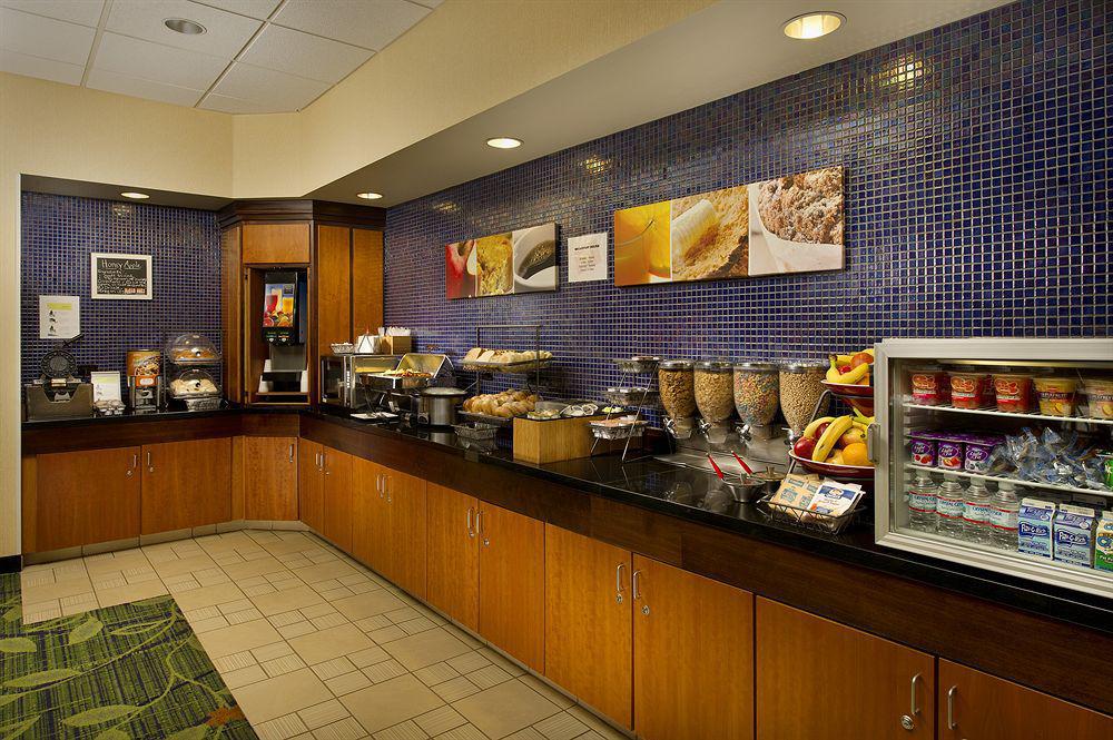 Fairfield Inn And Suites Кливланд Ресторант снимка